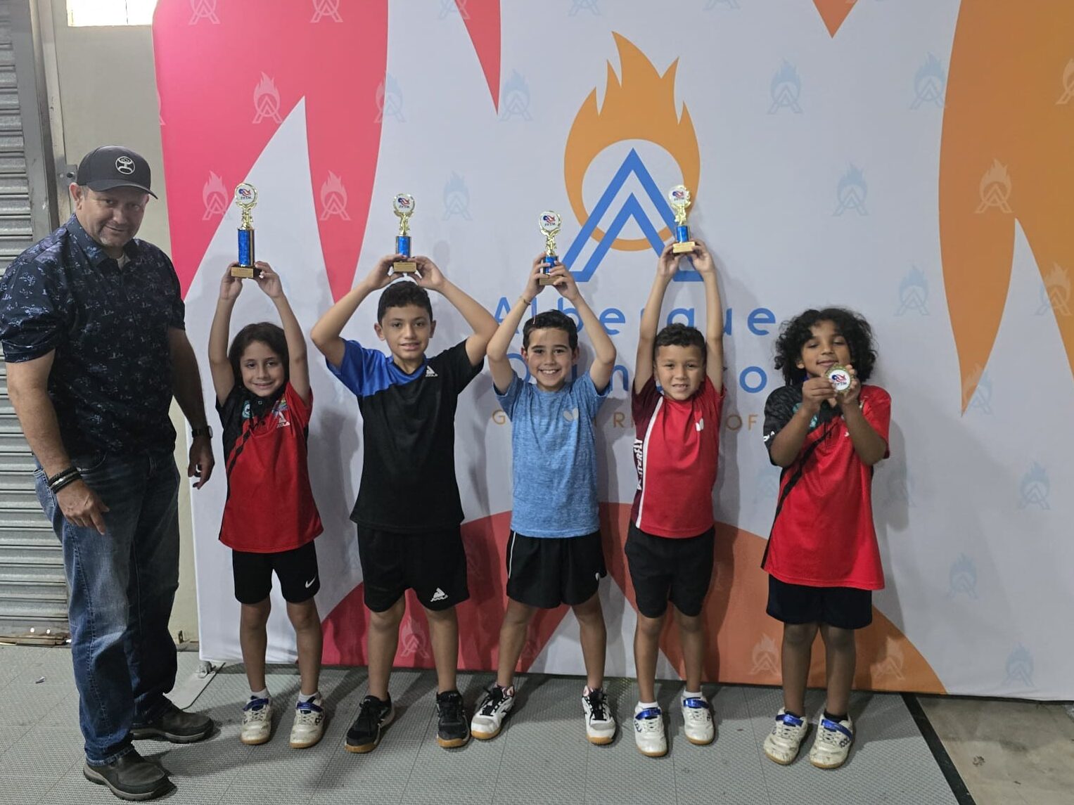 Jayden Caleb Cruz sonríe orgulloso en el podio con su medalla de tercer lugar en la categoría 9 años o menos del Torneo Albergue Olímpico Open 2025.