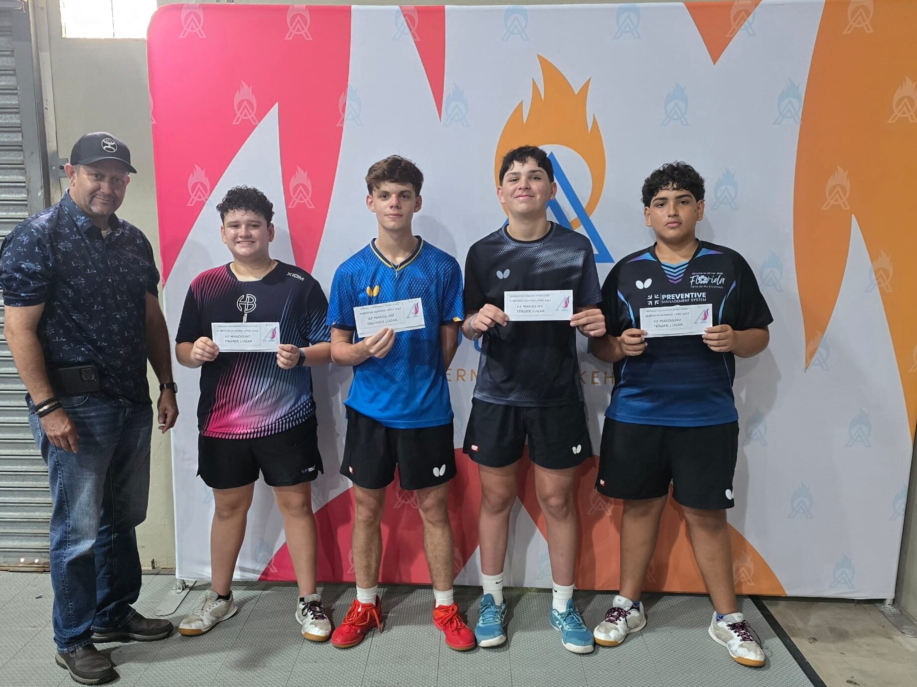Jednniel Vega posa con su trofeo de tercer lugar en la categoría 15 años o menos, destacándose en el Torneo Albergue Olímpico Open 2025
